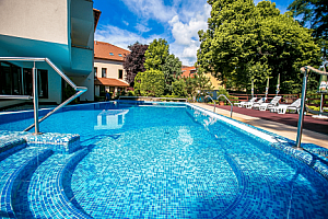 Sárvár v Hotelu Bassiana **** se snídaní či polopenzí, neomezeným wellness a vstupem do termálů + procedury