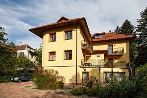 Moravské lázně blízko kolonády a památek: Vila Terra Luhačovice se snídaní, bazénem, vířivkou a procedurami