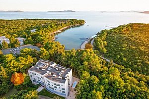 Biograd na Moru v Crvena Luka Resortu **** se soukromou pláží, bazény, wellness a fitness centrem + animace