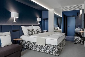 Praha přímo v centru: Luxusní 5* Hotel Urban Creme s vínem, dřívějším příjezdem/pozdějším odjezdem a snídaní