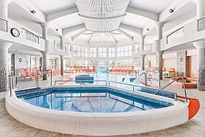 Hévíz 400 m od termálního jezera: 4* Hotel Európa Fit s polopenzí, dvoupatrovým wellness a animačním programem
