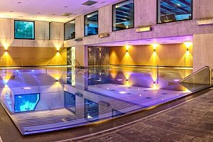 Tyrolsko u ski areálů: Alpenlove - Adult Spa Hotel **** s polopenzí a neomezeným wellness s bazénem a vířivkou