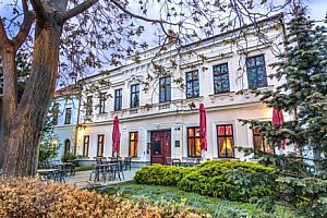  Romantika na Jižní Moravě: Hotel Drnholec *** s polopenzí a relaxem v privátních lázních + sekt a jahody