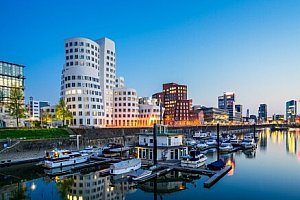 Dovolená v Porýní: Düsseldorf blízko zámku a atrakcí v Hotelu MOXY Düsseldorf South se snídaněmi formou bufetu
