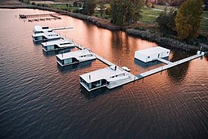 Mielno mezi mořem a jezerem: Domky na vodě Grand HT Houseboats se snídaňovým košíkem, saunou a bohatým vyžitím