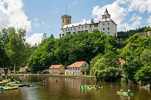 Jižní Čechy blízko hradu: Apartmány Rožmberk na břehu Vltavy se snídaněmi formou bufetu + venkovní posezení