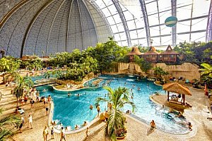 Německo: Exotický ráj Tropical Islands se snídaní, pláží, atrakcemi a vnitřními i venkovními bazény neomezeně