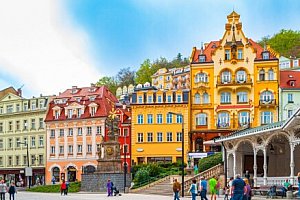 Karlovy Vary v klidné okrajové části města v Penzionu Fan *** se snídaněmi + kuchyňský kout a parkování v ceně