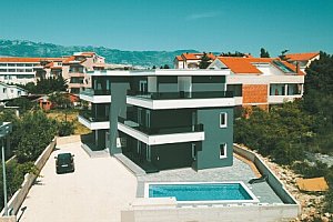 Letovisko Novalja na ostrově Pag jen 900 m od pláže v apartmánu pro 2 až 4 osoby v Sunshine Ville s bazénem