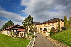 Slovácko u Kyjova nejen pro vinaře: Stylové Vinné sklepy Skalák se snídaněmi formou bufetu + láhev vína