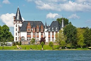 Německo u jezera Müritz v zámeckém Seehotelu Schloss Klink se snídaněmi, krytým bazénem a saunovou zónou