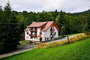 Pohoří Malá Fatra: Orava v horském Penzionu Zázrifka se snídaní formou bufetu + kávovar a lednice na pokoji