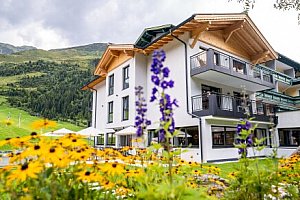 Tyrolsko plné zážitků: 4* Berghotel Hochfügen s polopenzí, neomezeným wellness a výbavou na turistiku + dárek