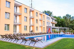 Piešťany přímo u přehrady Sĺňava: Hotel Korekt *** s polopenzí, venkovními bazény s lehátky a dětským hřištěm