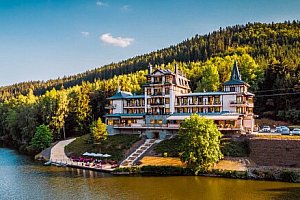 Luxusní relaxační pobyt u Karlových Varů v 5* Retro Riverside Wellness Resortu se snídaní, wellness a masáží