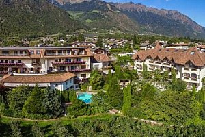 Středomořská oáza v údolí Vinschgau: Hotel Rössl ****+ s polopenzí, koupacím jezírkem, wellness a programem