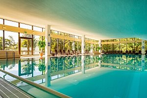 Dovolená blízko pláže a jezera na ostrově Rujána: Cliff Hotel Rügen se snídaněmi, krytým bazénem a saunami