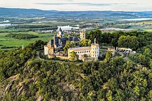 Teplice a České středohoří blízko ski areálů: Pobyt na historickém Hradě Doubravka + úschovna lyží a parkování