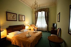 Lázeňské město Karlovy Vary přímo u kolonád a památek: Pobyt v Hotelu Ester **** se snídaněmi formou bufetu