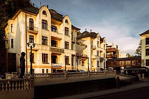 Trenčianske Teplice: Pobyt v Hotelu Most Slávy *** s polopenzí + neomezené wellness (bazén, sauna) a procedury