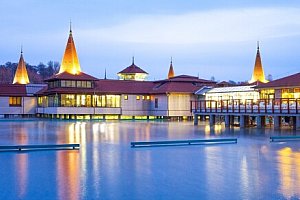 Maďarsko: Hévíz 200 m od termálního jezera v Penzionu Auróra Vendégház se snídaní + vstup do jezerních lázní