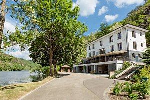 Střední Čechy nedaleko Slapské přehrady: Hotel Mandát se snídaní či polopenzí a welcome drinkem