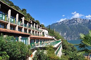Itálie 800 m od Lago di Garda: Hotel La Limonaia *** s polopenzí, vnitřním i venkovním bazénem + sleva na golf