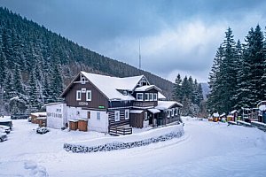 Horský pobyt v Krkonoších: Pec pod Sněžkou u lanovky v Chatě Lesovna se snídaní + sauna, víno a dětské hřiště