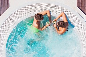 Ostrov Pag ve 4* Hotelu Pagus přímo na pláži s plnou penzí plus, bazénem a animacemi + dítě do 12 let zdarma