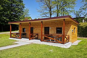 Beskydy stylově v chatce s verandou v Campingu Rožnov pod Radhoštěm se snídaněmi a sportovním vyžitím + bazén