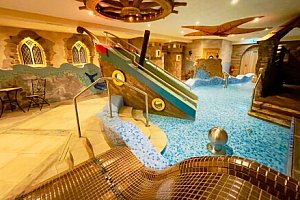 Vysočina: Hotel Podlesí *** s polopenzí a bazénem + vstup do wellness (vířivky, sauny) a Pohádkové vesničky