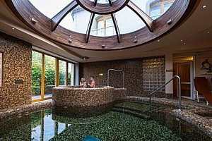 Balaton 300 m od jezera: Wellness Hotel Laroba **** s polopenzí a neomezeným wellness (bazén, vířivky, sauny)