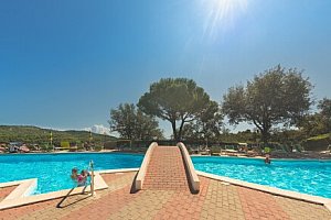 Ligurská riviéra 2 km od pláže a blízko památek: Dovolená ve Villaggio Colombo s venkovním bazénem + hřiště