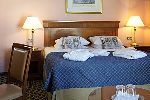 Dovolená v centru Karlových Varů: SPA Hotel Lauretta **** s polopenzí, privátní saunou, masáží a koupelí