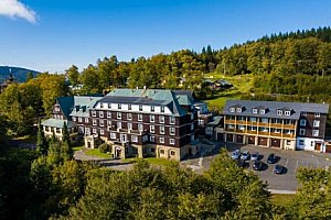 Pustevny: Prostřední Bečva v historickém horském Hotelu Tanečnica *** se snídaní či polopenzí + bazén a vyžití