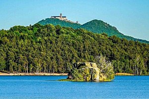 Střední Čechy pouhých 200 m od proslulého Máchova jezera v Hotelu Bellevue *** s polopenzí + míchaný drink