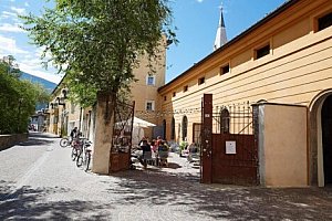 Letní dovolená nejen pro cyklisty v historickém městě Brixen: Hotel Alter Schlachthof se snídaní + kolárna