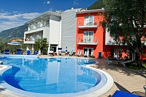 Letní dovolená u jezera Garda: Malcesine v Hotelu Campagnola *** s bazénem, snídaní a výletem lodí + pizza