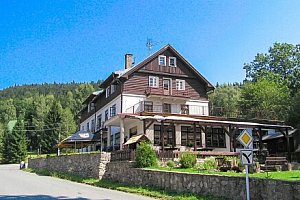 Orlické hory na úpatí Velké Deštné v Hotelu Orlice *** se snídaní či polopenzí + kulečník, šipky a hřiště