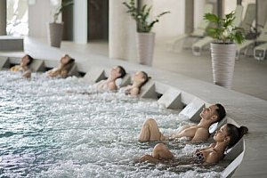 Miskolc jen 300 m od termálních lázní v Zenit Panzió se snídaní nebo polopenzí a slevami + terasa a zahrada