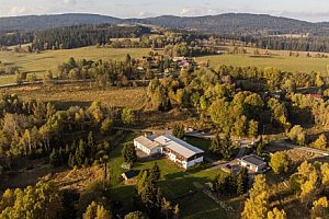 Pobyt blízko Lipna a rakouských hranic: Resort Pasečná se snídaní či polopenzí + letní bazén, sauna a vyžití