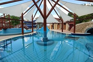 Berekfürdő v Touring Hotelu přímo propojeném s lázněmi: Pobyt s polopenzí a vstupem do 12 bazénů + dítě zdarma