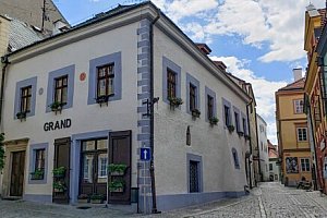 Český Krumlov: Pobyt přímo v centru luxusně v Depandanci Hotelu Grand **** se snídaní/polopenzí + Prosecco