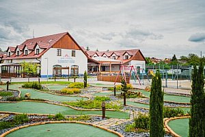 Slovácký dvůr nedaleko Uherského Hradiště v chatkách i penzionu se snídaní, přírodním koupalištěm a vyžitím
