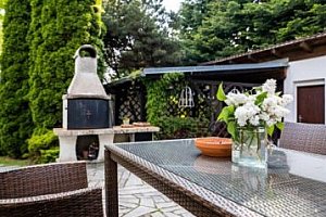 Luxusní pobyt v Třeboni: zahradní bungalov s privátní vířivkou, terasou i vlastní zahradou
