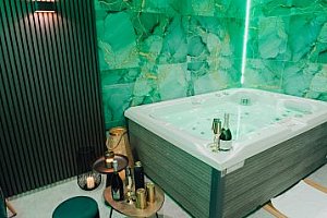 Soukromé wellness pro dva v srdci Prahy s romantickou výzdobou, jahodami, Raffaellem a proseccem.